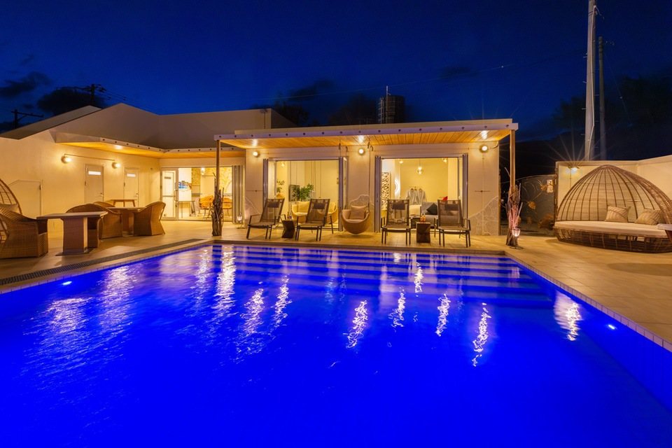 Resort Villa KAPUKAの夜のプライベートプール
